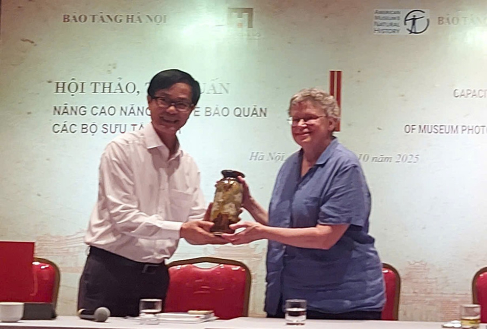  Ông Nguyễn Tiến Đà, Giám đốc Bảo tàng Hà Nội tặng quà kỷ niệm cho bà Barbara (phải) trong buổi khai mạc sự kiện. Ảnh: Bình Thanh